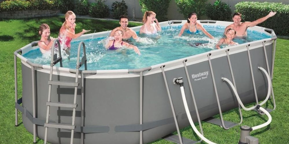 Ejemplo de piscinas desmontables estructurales familiares con varias personas dentro