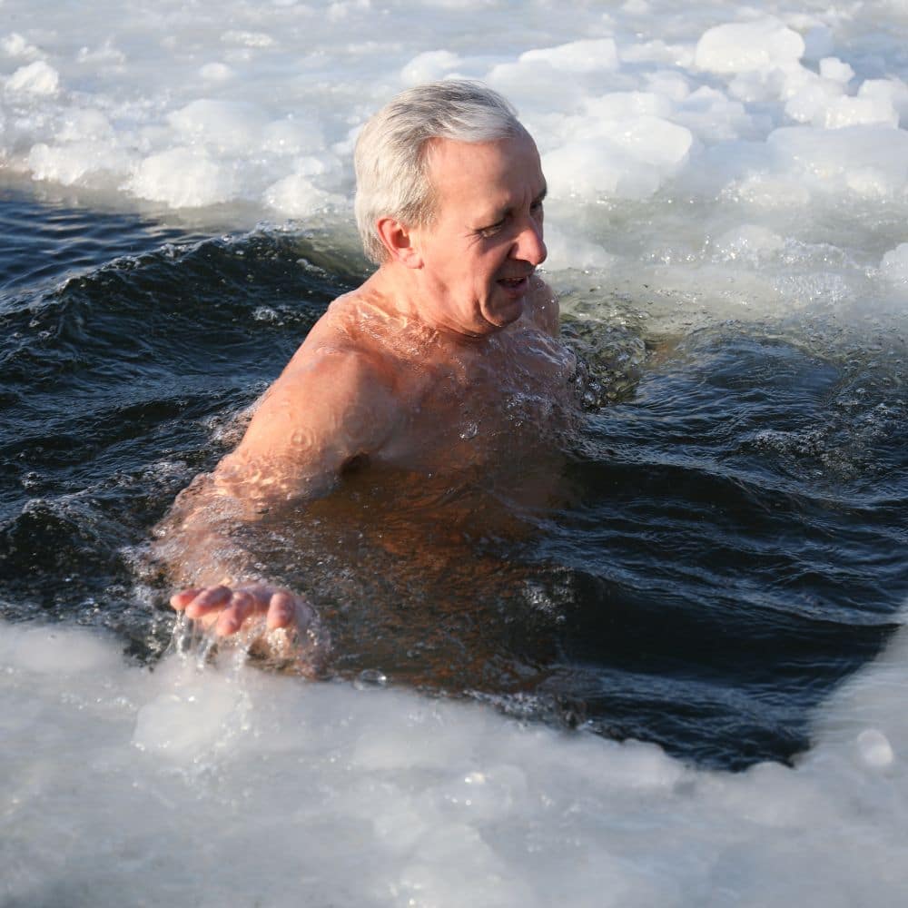 Hombre se unos 60 años de edad practicando la inmersión en hielo